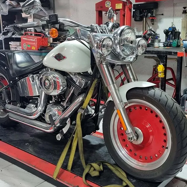 Speed Bikes motocicleta en taller