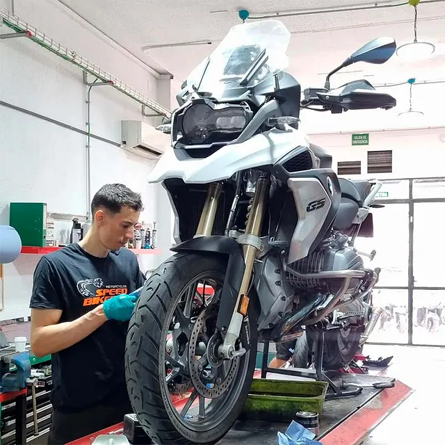 Speed Bikes moto en taller